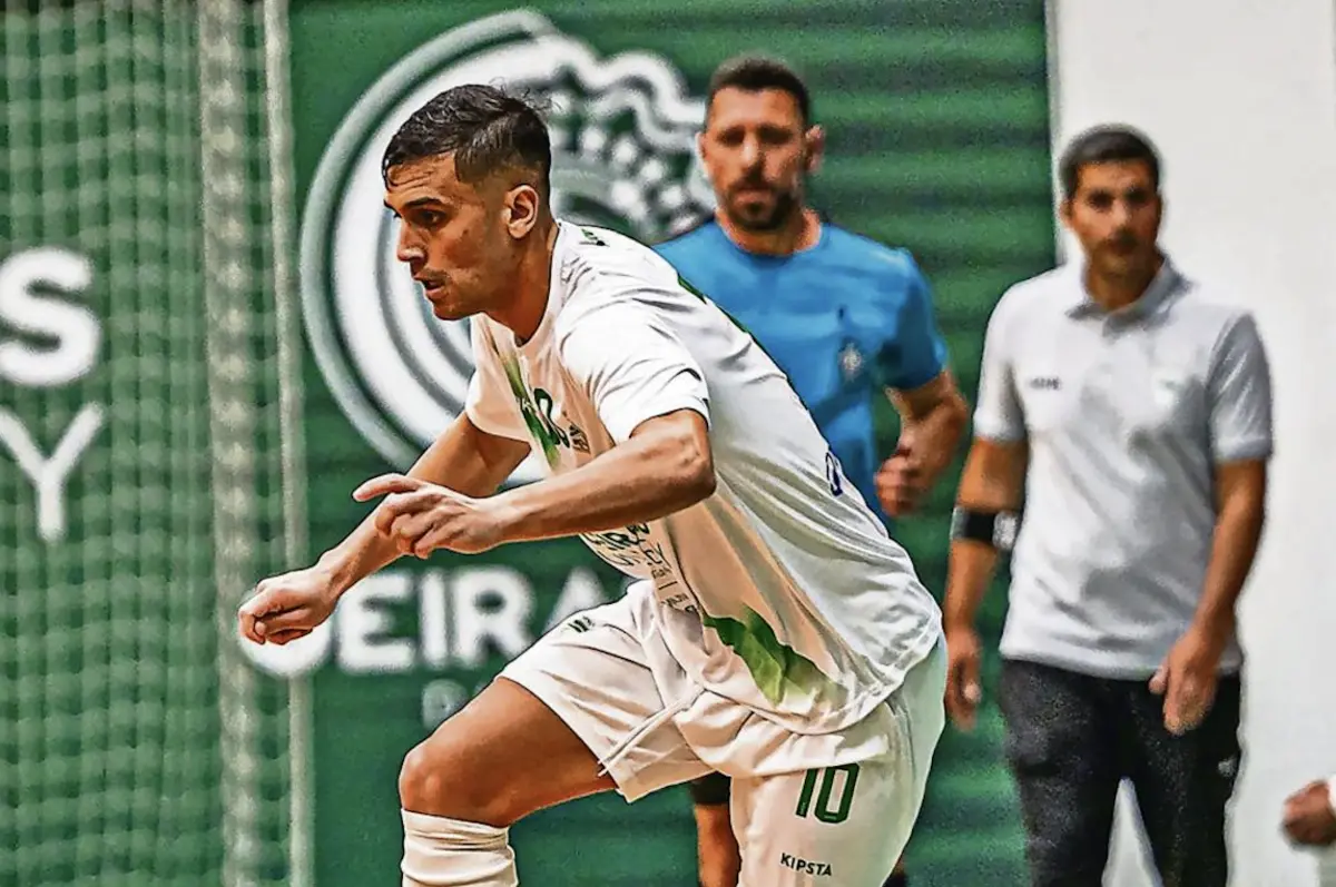 O ala brasileiro fez "hat-trick" ao Fundão e bisou contra o Caxinas