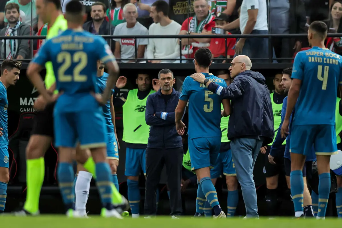 Nélson Puga com Marcano perante o olhar de Sérgio Conceição (Fotografia: Gerardo Santos/Global Imagens)