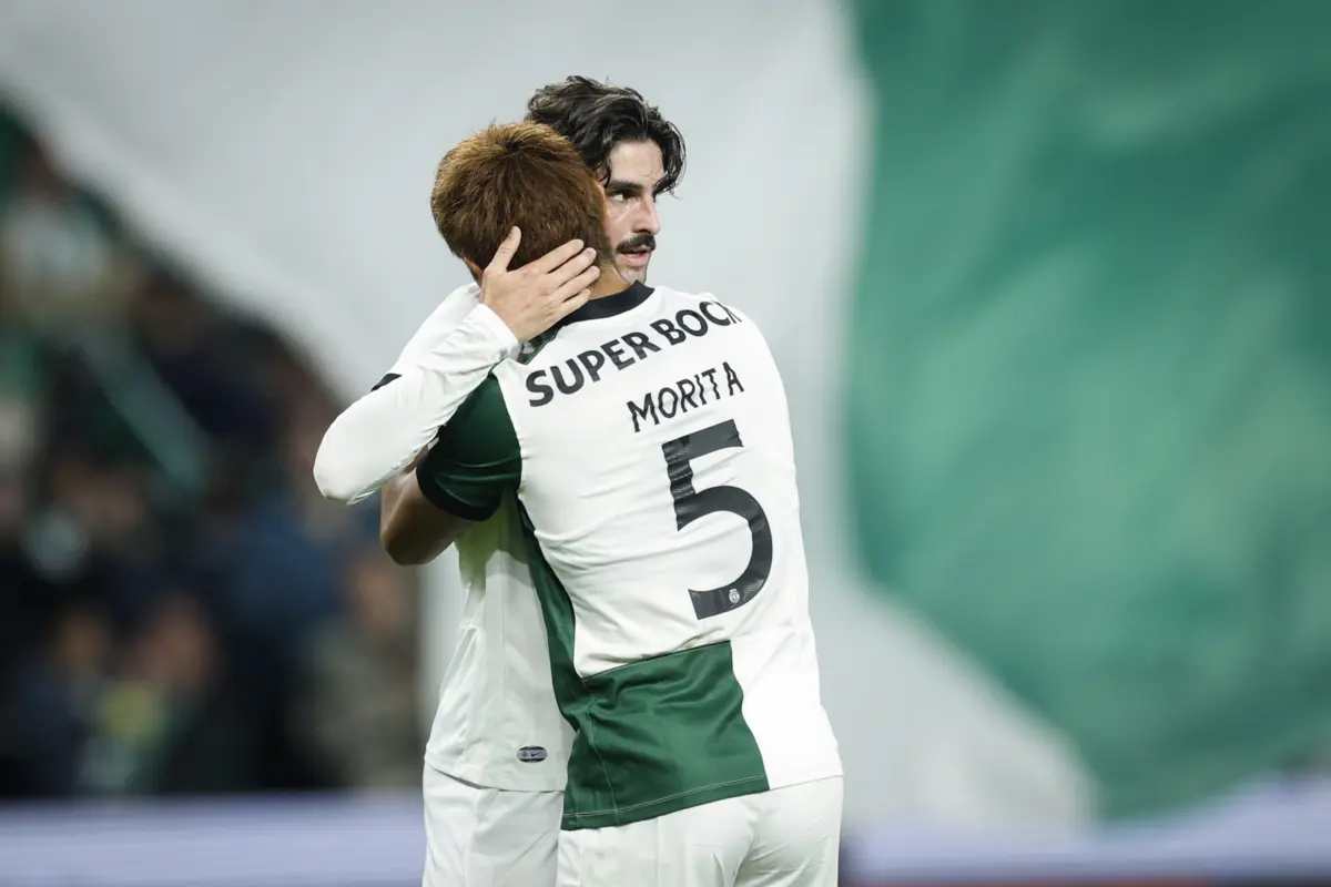 Francisco Trincao e Morita no jogo frente ao Marinhense