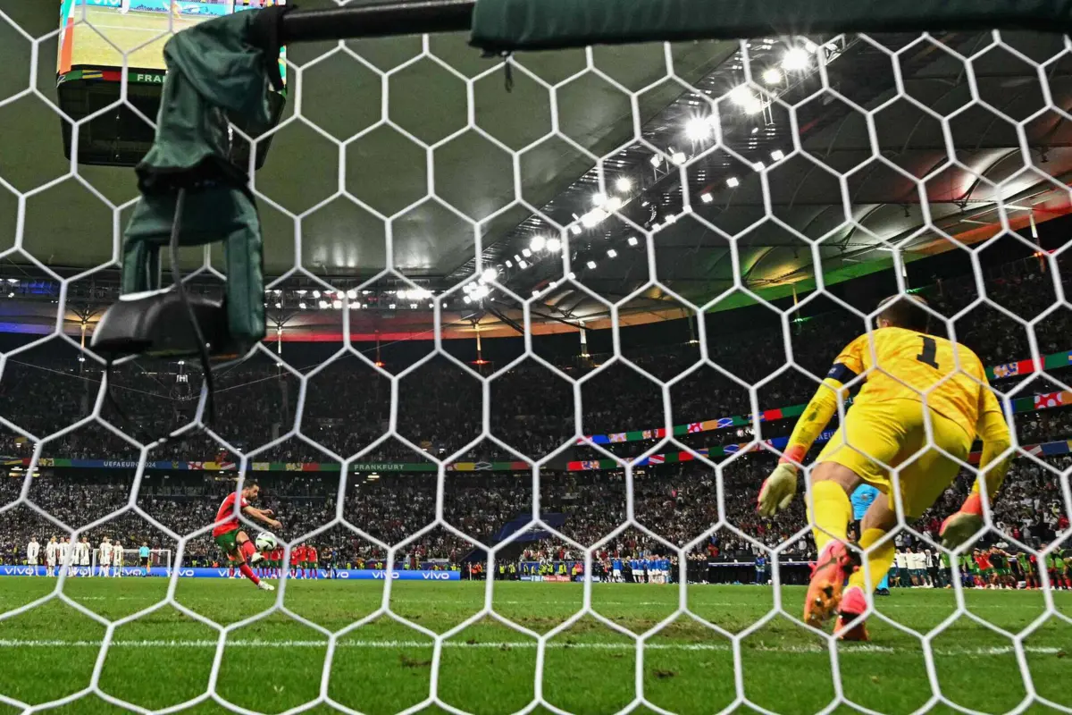 Penálti de Bernardo Silva (créditos: AFP)