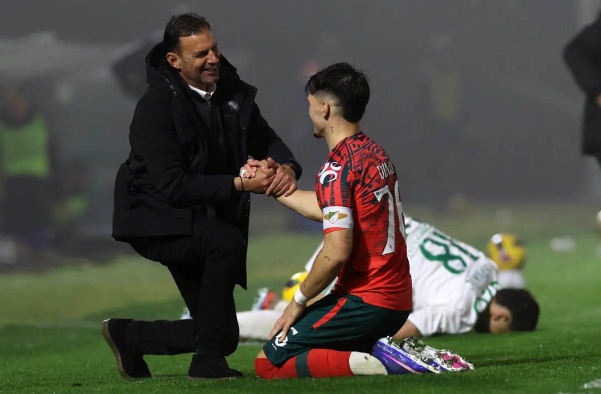 Sotiris Silaidopoulos cumprimenta Dinis Pinto depois de ter sido "abalroado" pelo lateral do Moreirense
