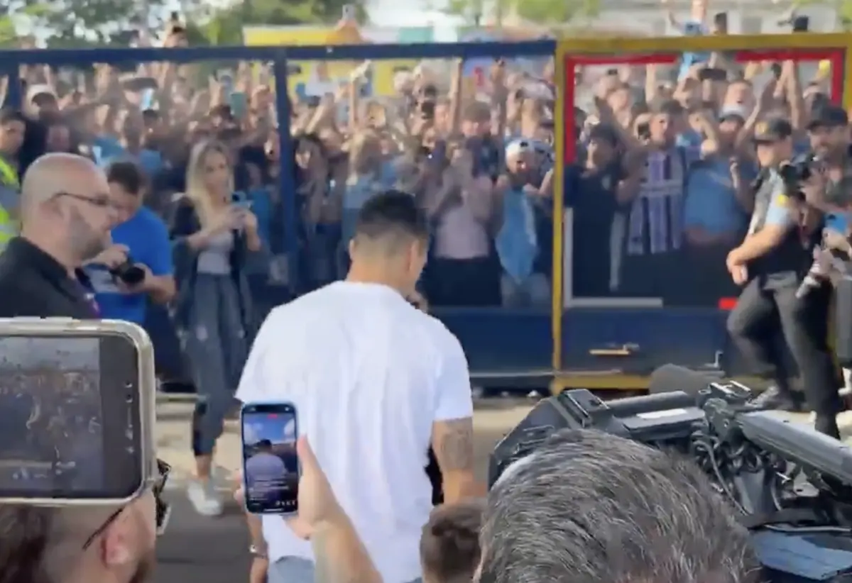 Imagem de contexto do artigo Adeptos do Grémio deslocaram-se ao aeroporto para a despedida de Luis Suárez. Ora veja