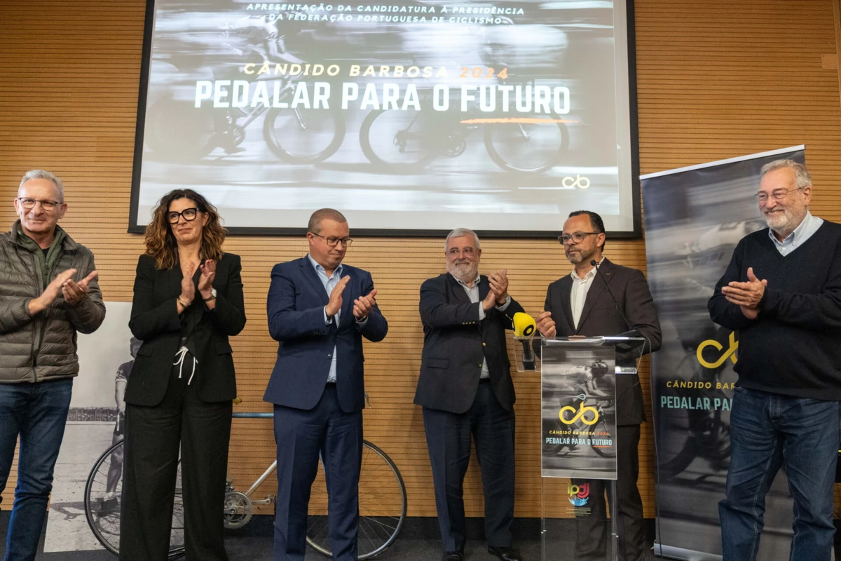 Cândido Barbosa aplaudido por alguns dos elementos da sua lista (Créditos: Ana Pereira da Costa)