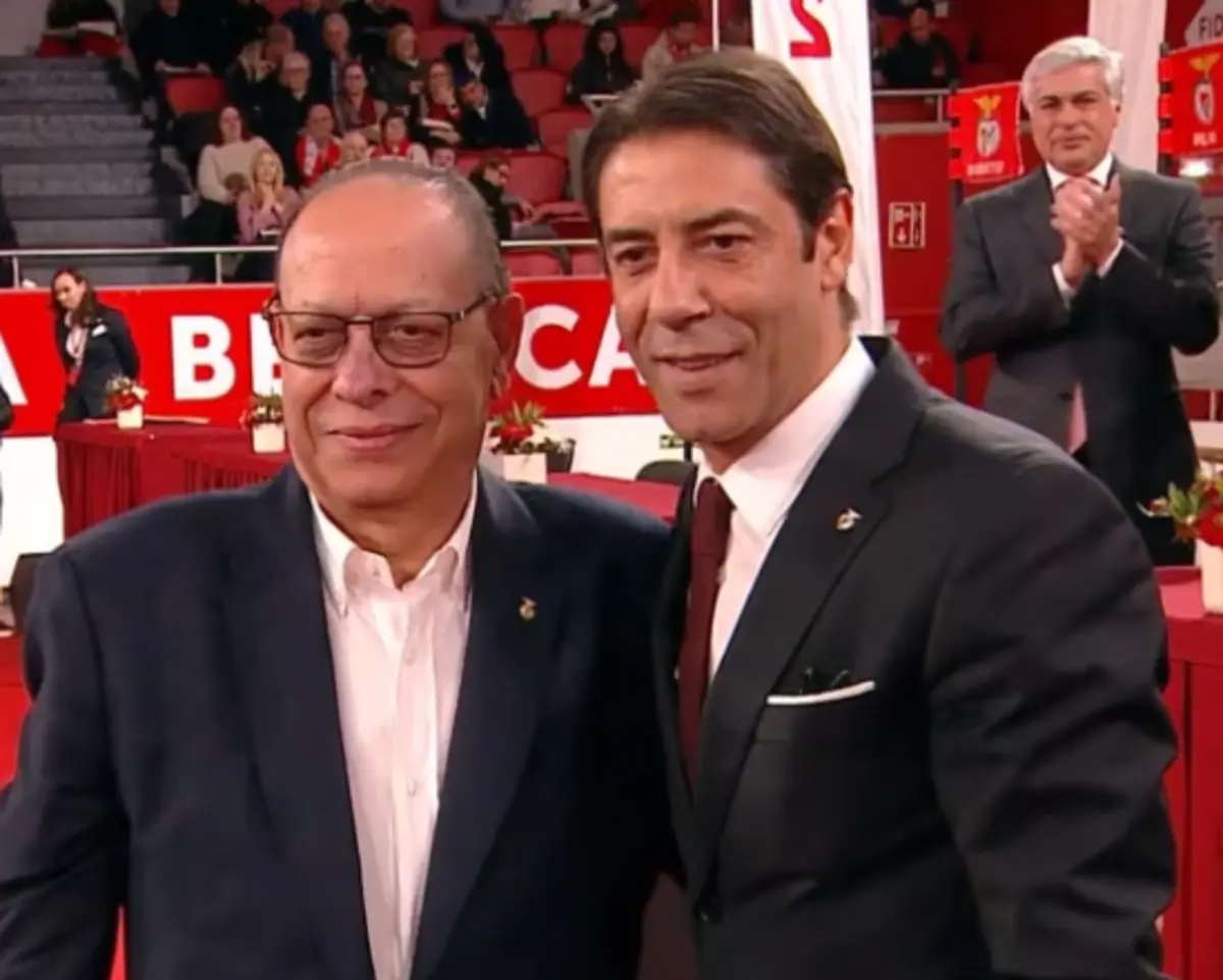 Imagem de contexto do artigo Um momento especial: Rui Costa entregou emblema de ouro do Benfica ao pai
