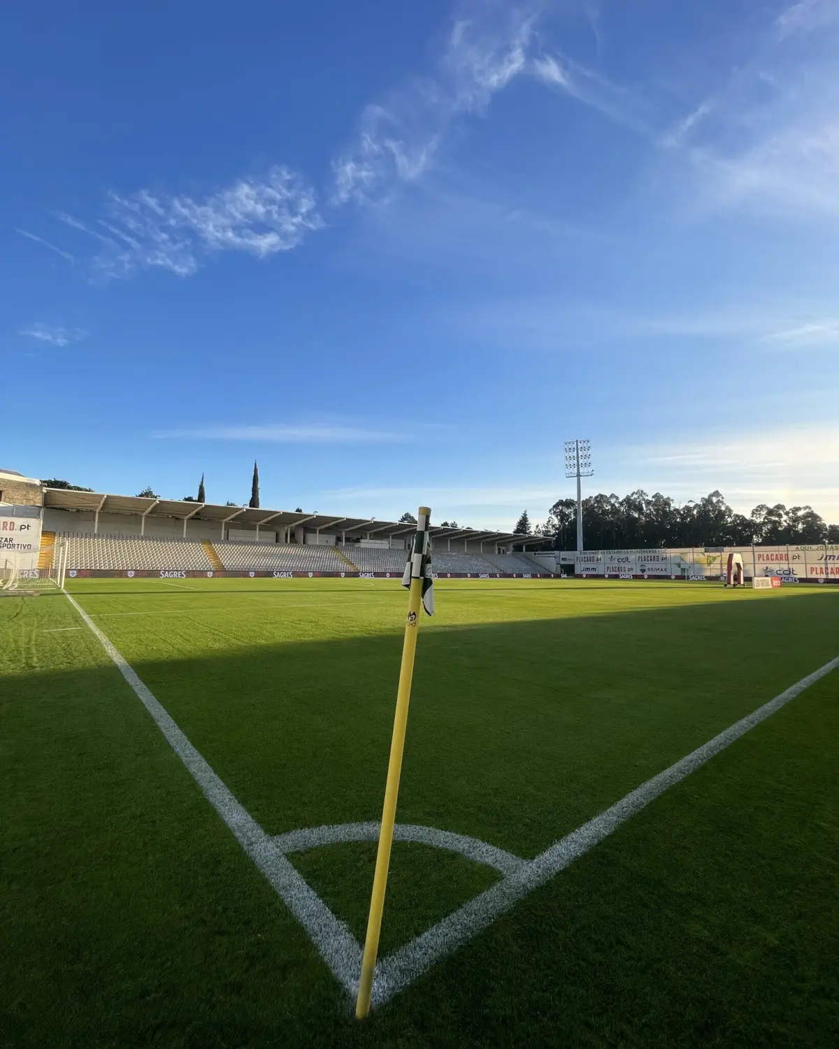Imagem de contexto do artigo Esgotados os bilhetes para o Pevidém-Benfica colocados à venda em Moreira de Cónegos