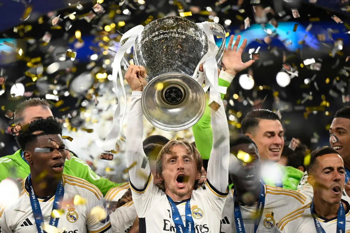 Modric levanta Liga dos Campeões (créditos: AFP)
