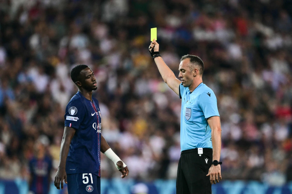 João Pinheiro dirigiu jogo entre PSG e Tottenham na Supertaça Europeia (Créditos: AFP)