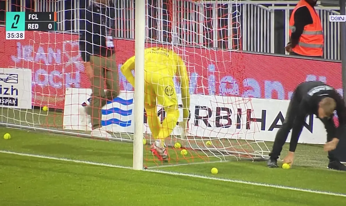 Imagem de contexto do artigo Jogo em França interrompido por arremesso de bolas de ténis para o relvado