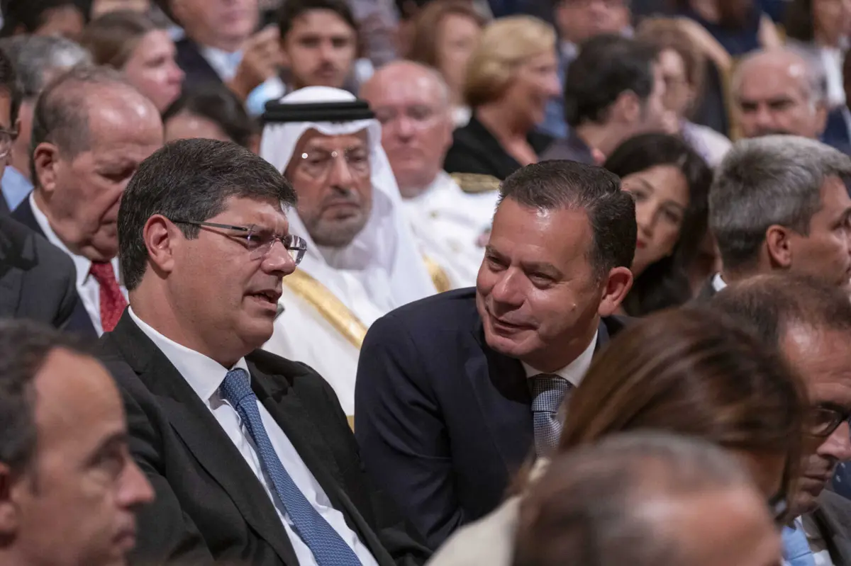 Luís Montenegro, à direita