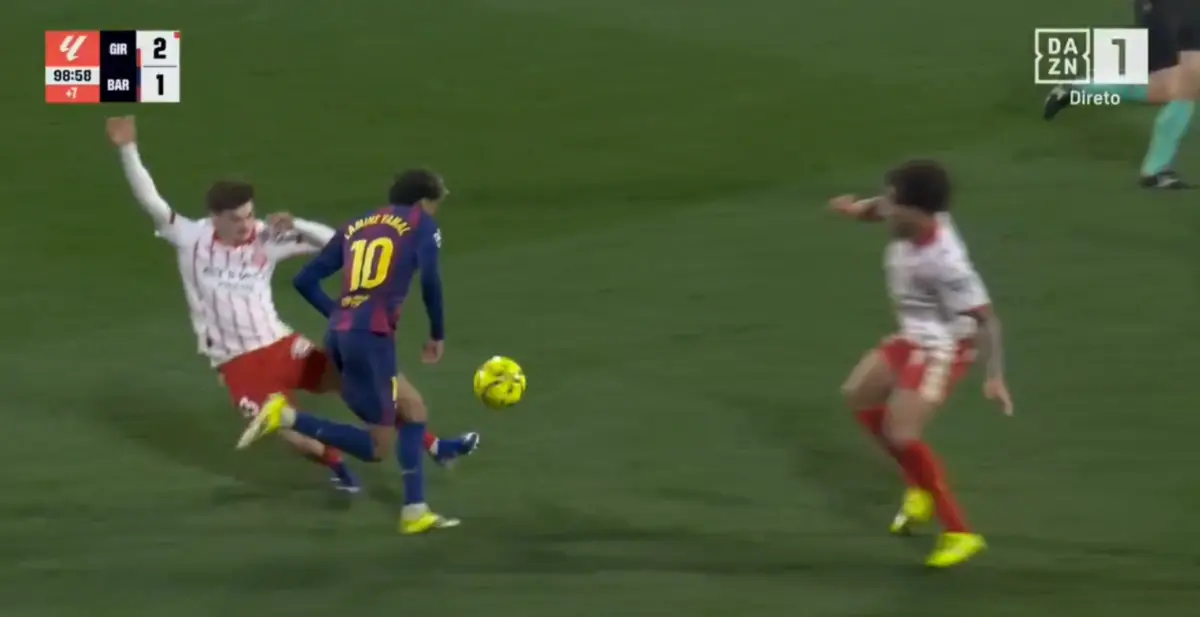 Imagem de contexto do artigo Yamal ia perdendo a cabeça com esta entrada... que valeu uma expulsão