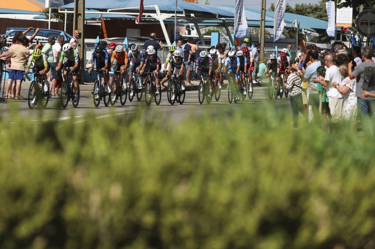 Imagem de contexto do artigo Saudades da família apertam durante a Volta a Portugal: "É muito difícil mesmo"