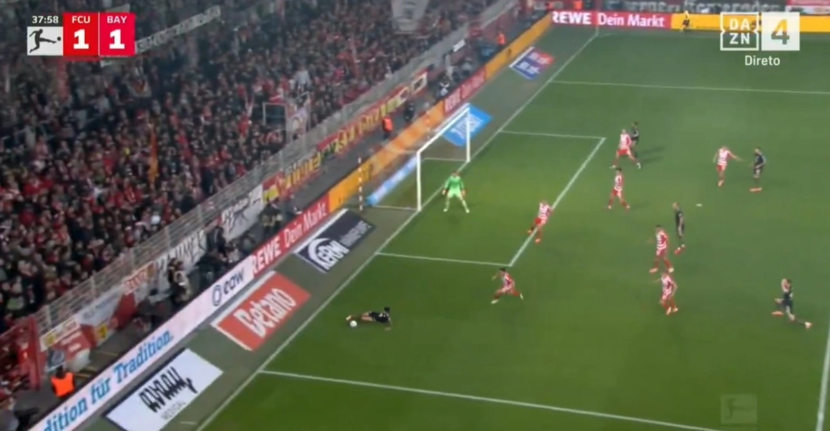 Imagem de contexto do artigo Lance parecia perdido, mas Luis Díaz "inventou" um golo. Ora veja