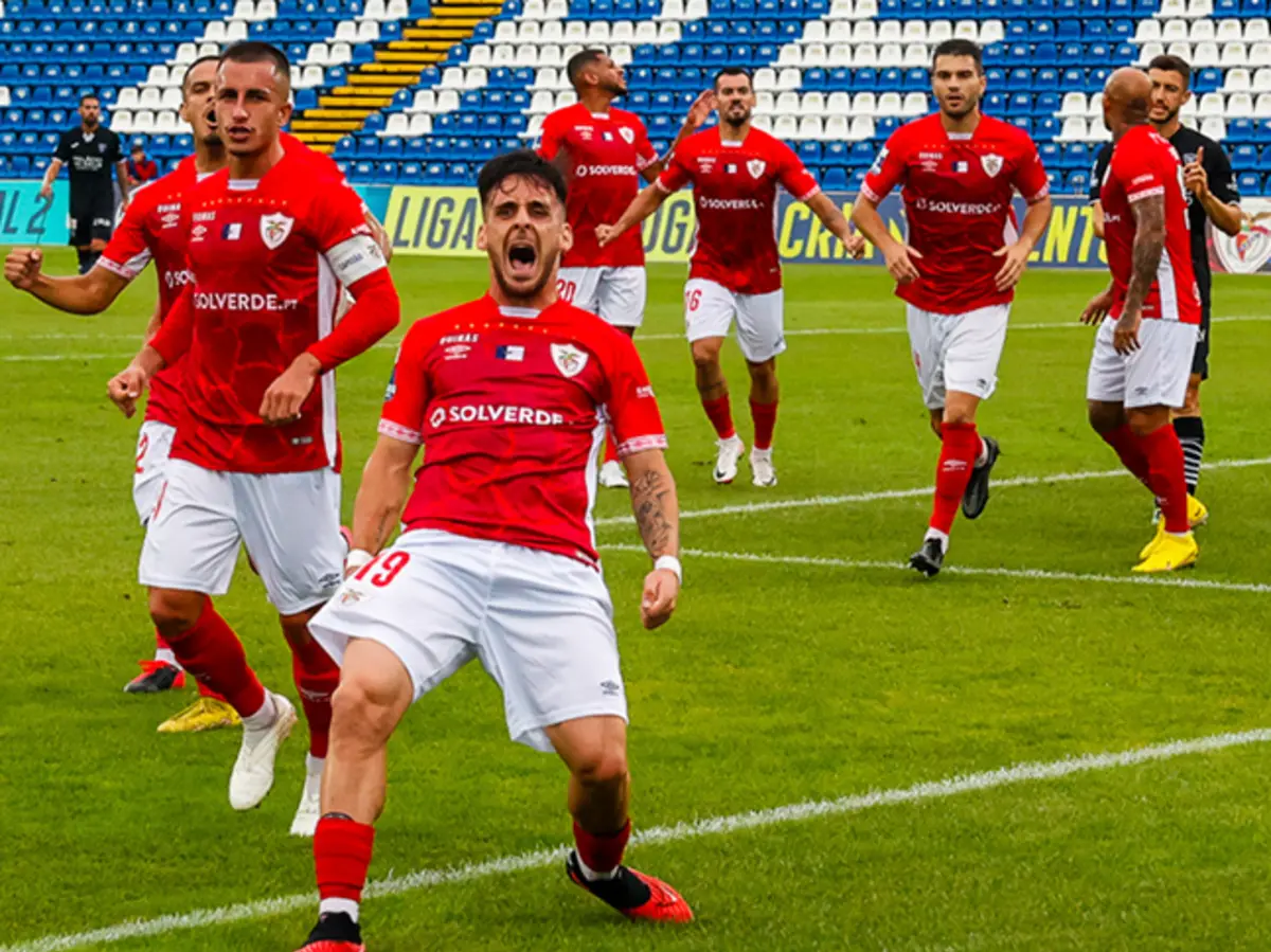 Bruno Almeida, avançado do Santa Clara, foi cedido ao Farense