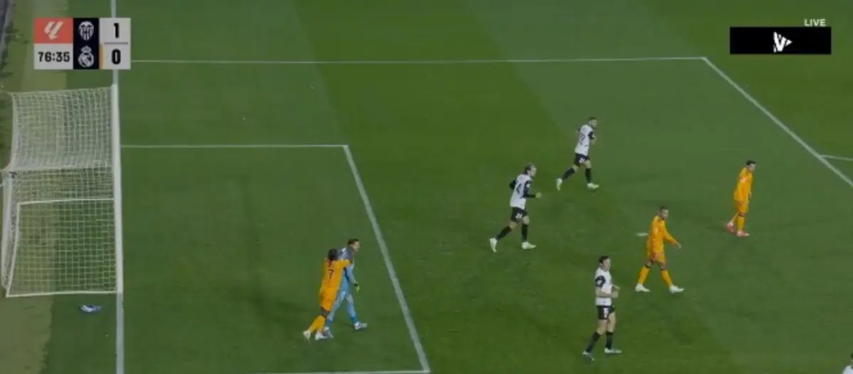 Lance que valeu expulsão a Vini (créditos: X/Reprodução)