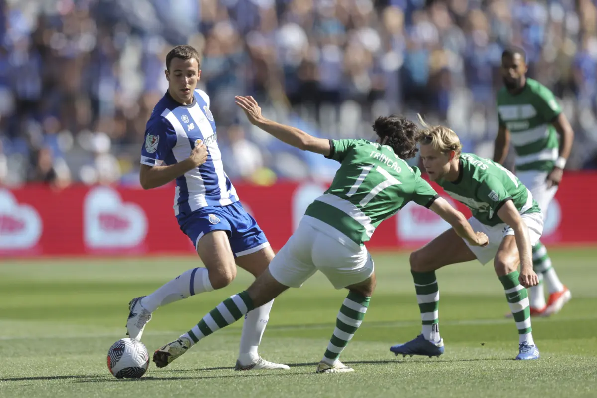 Nico González, Francisco Trincão e Hjulmand (Créditos: Gerardo santos / Global Imagens )