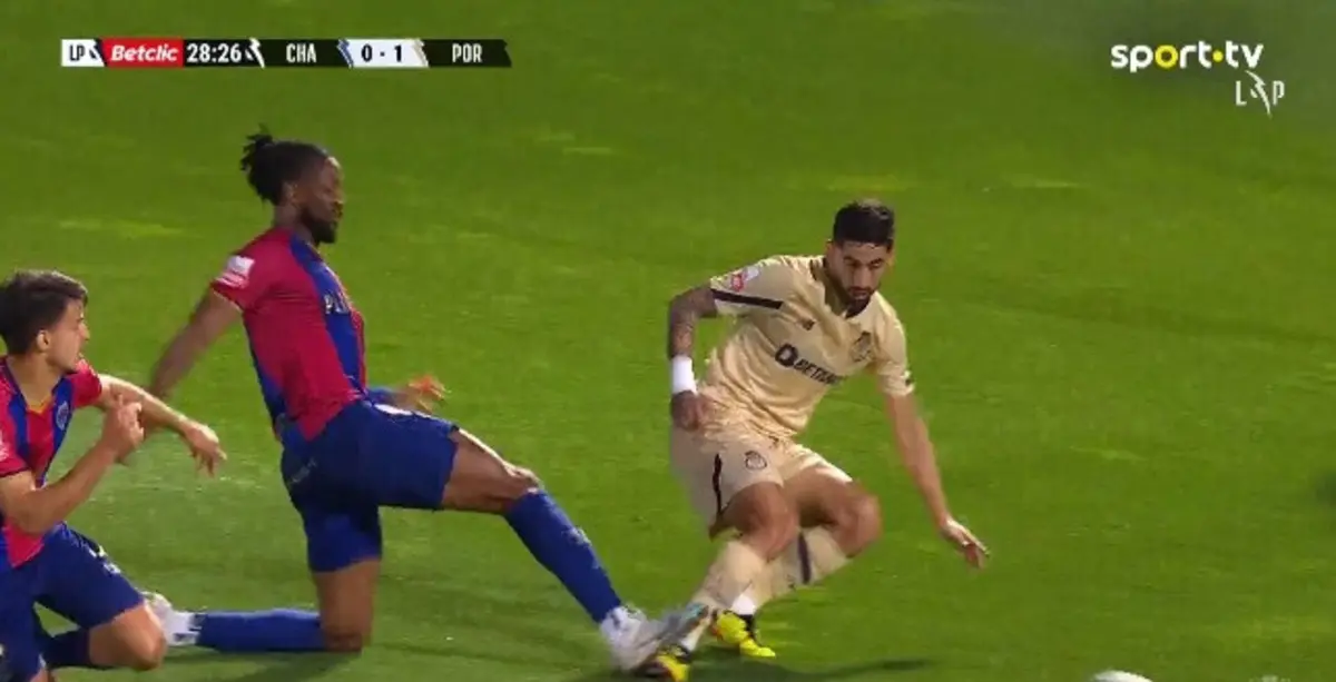 Falta que valeu expulsão (créditos: Vsports)