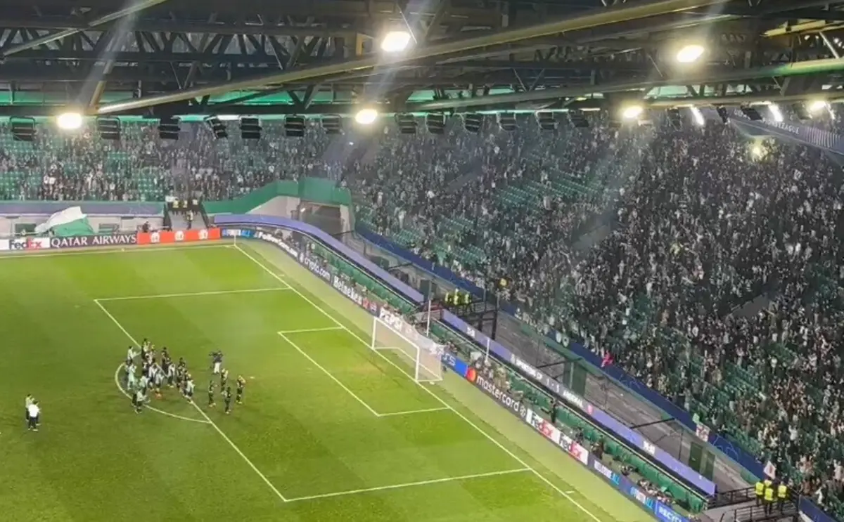 Imagem de contexto do artigo Adeptos do Sporting aplaudem equipa após goleada frente ao Arsenal