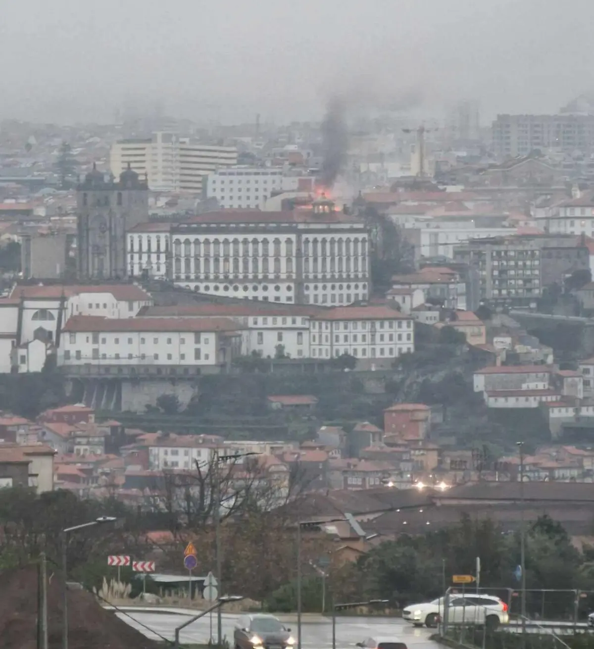 Imagem de contexto do artigo Um desaparecido e sete desalojados na sequência de incêndio que destruiu pensão no Porto