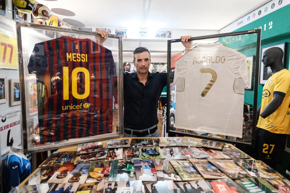 Luís Paiva com as camisolas autografadas por Lionel Messi e Cristiano Ronaldo