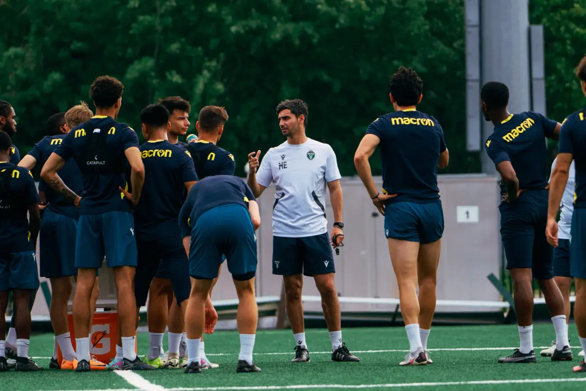 Imagem de contexto do artigo Irmão de Eustáquio ajuda no comandante da Primeira Liga do Canadá