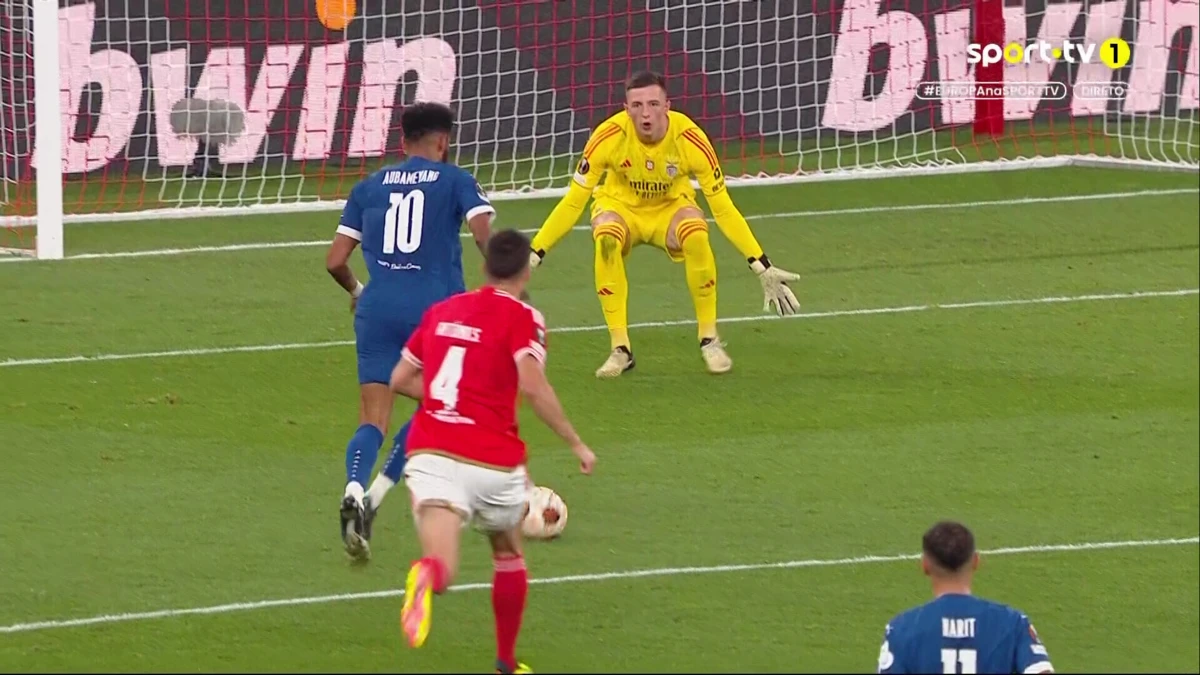 Imagem de contexto do artigo Benfica-Marselha: erro grave de António Silva e Aubameyang reduz. Veja o golo