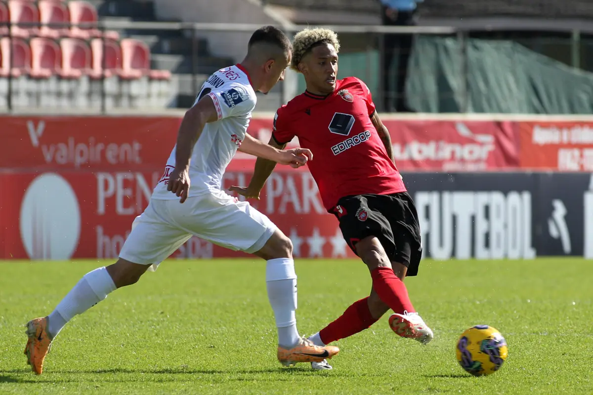 Robinho (à direita) já não vai jogar no Hapoel Haifa