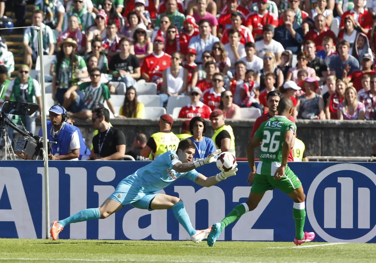 Ederson na baliza do Rio Ave (Créditos: Pedro Rocha/Global Imagens)