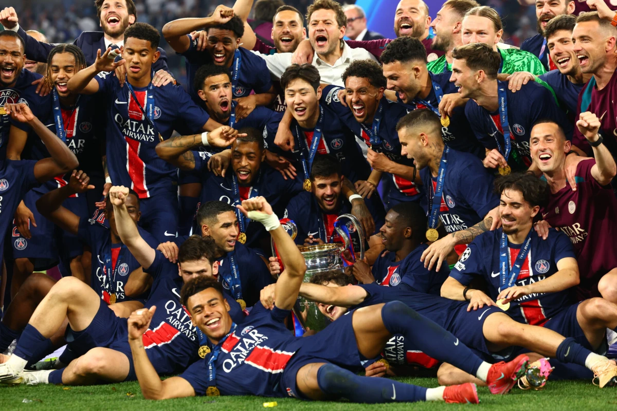 Gonçalo Ramos e companheiros eufóricos (Créditos: EPA)