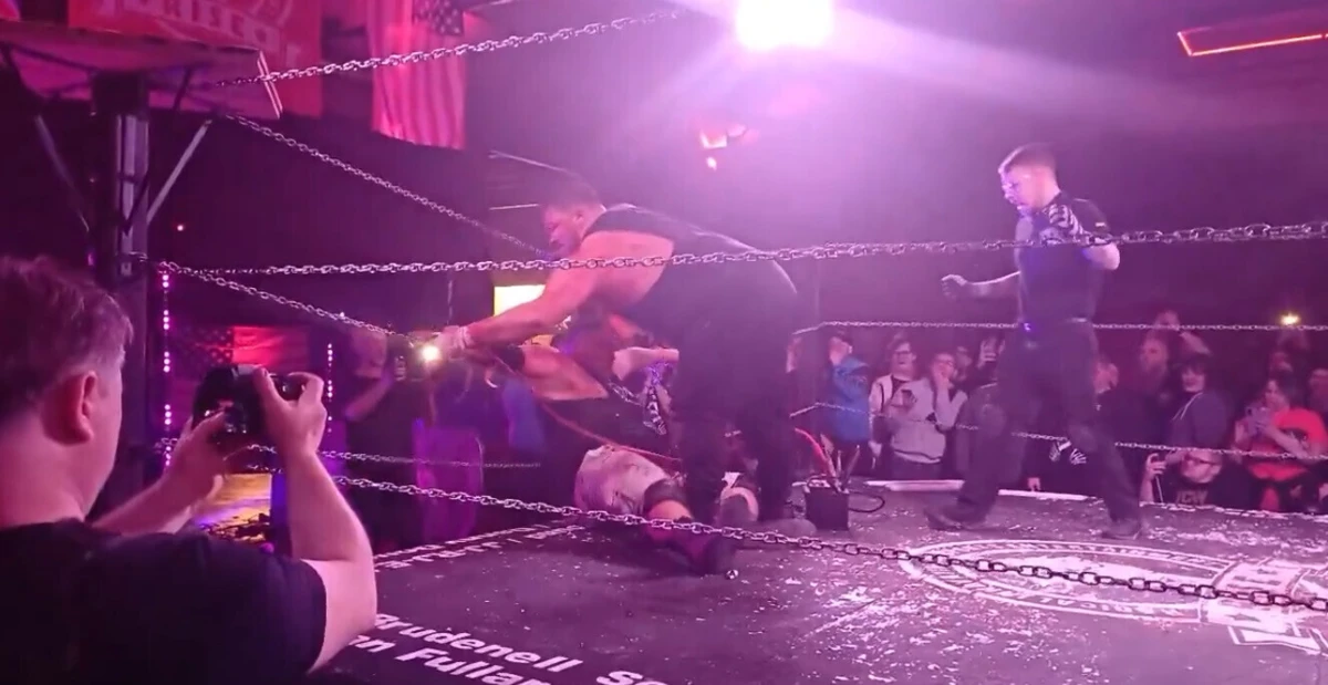 Jack Harrop eletrocuta pai (créditos: X/@BritWresAwayDay)