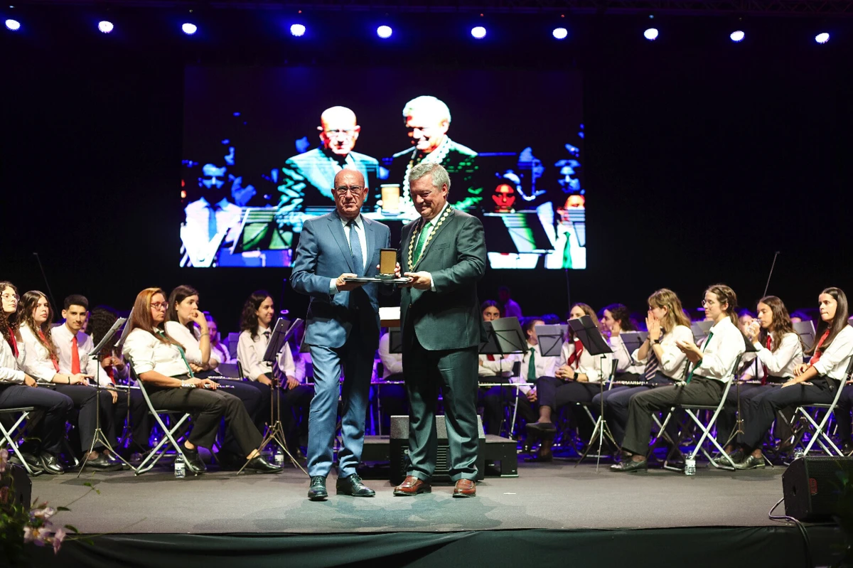 Eduardo Vítor Rodrigues entregou medalha a José Neves no Multiusos de Gaia
(créditos: AF Porto)