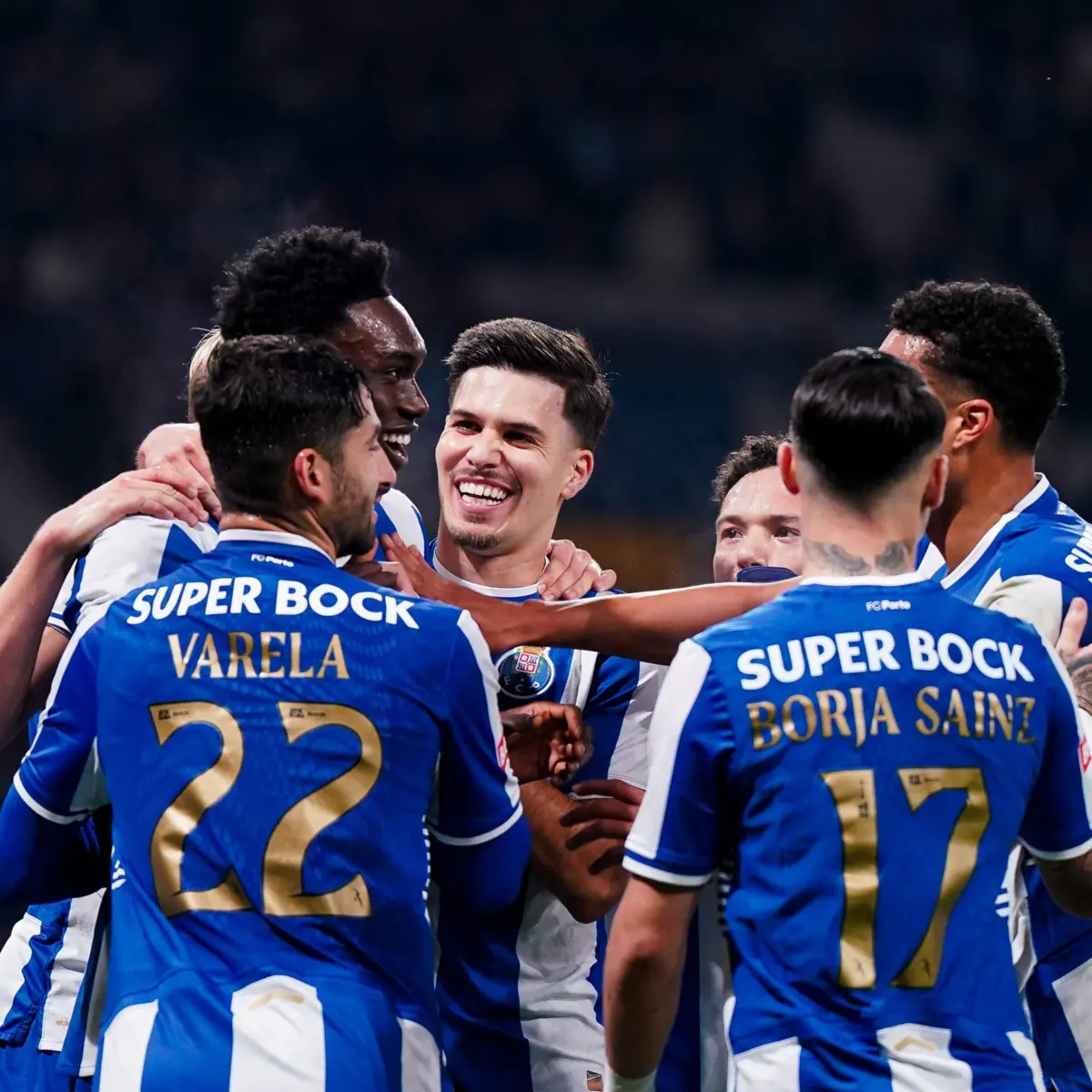 Imagem de contexto do artigo "Alan Varela saiu com a meia cheia de sangue. Amarelo de Bednarek? O árbitro já tinha o cartão na mão..."