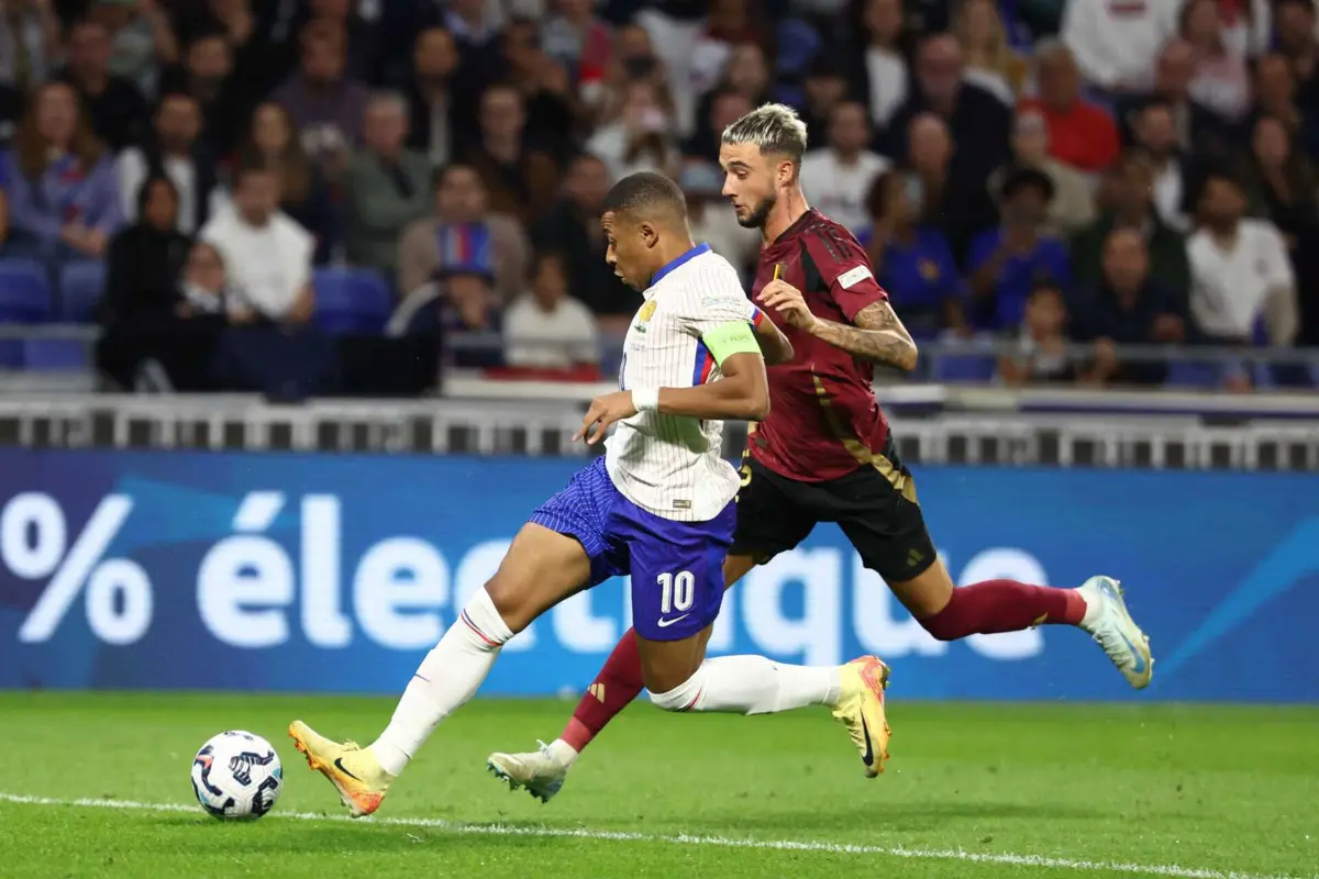 Debast atrás de Mbappé