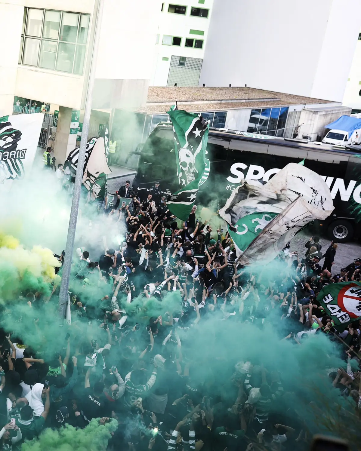 Imagem de contexto do artigo Milhares de adeptos apoiam o Sporting na chegada a Alvalade. Veja as imagens