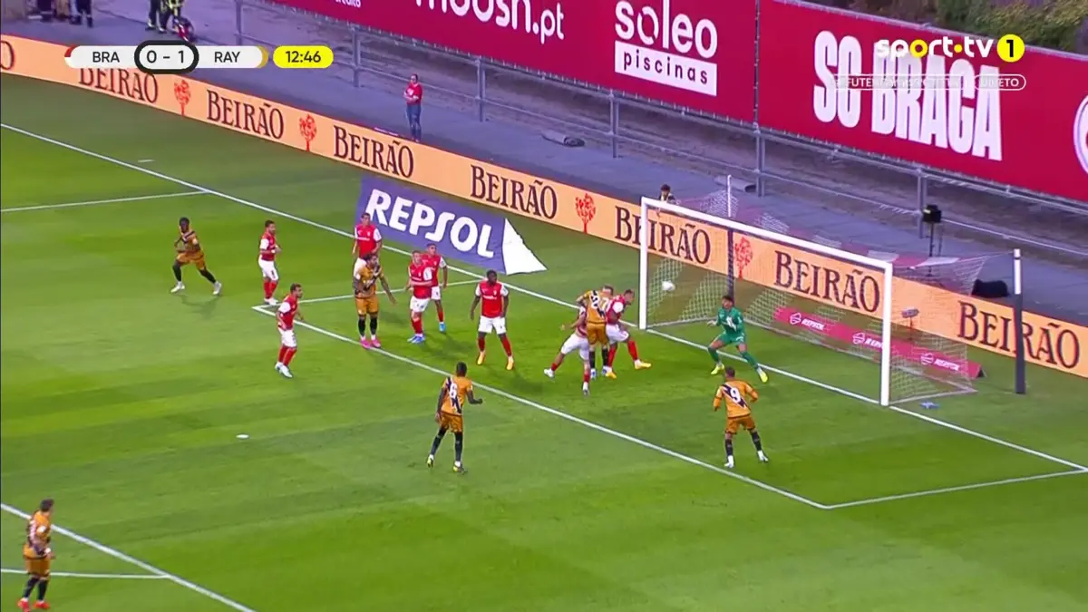 Imagem de contexto do artigo Pelayo salta entre a defesa do Braga e marca pelo Rayo Vallecano. Veja o golo