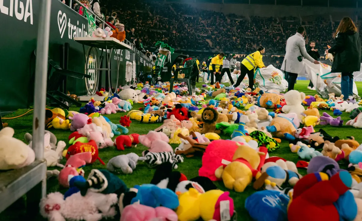 Imagem de contexto do artigo Mantém-se a tradição no Bétis: milhares de peluches "voaram" para o relvado