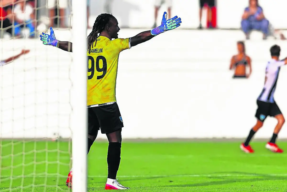 Dedé, um avançado com dotes para a baliza