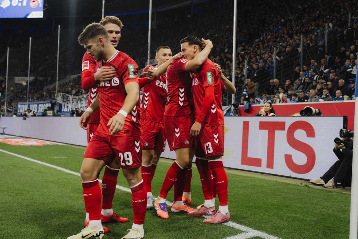 Jogadores do Colónia festejam