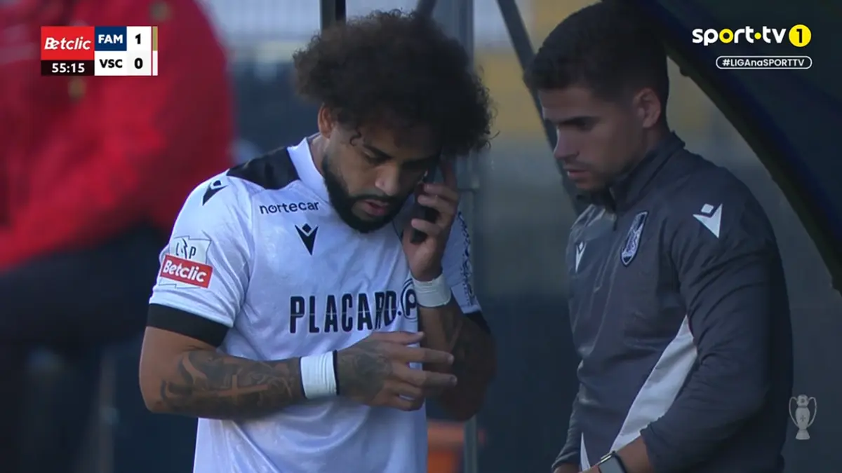Imagem de contexto do artigo Uma das imagens da jornada: Telmo Arcanjo ao telemóvel antes de entrar em campo