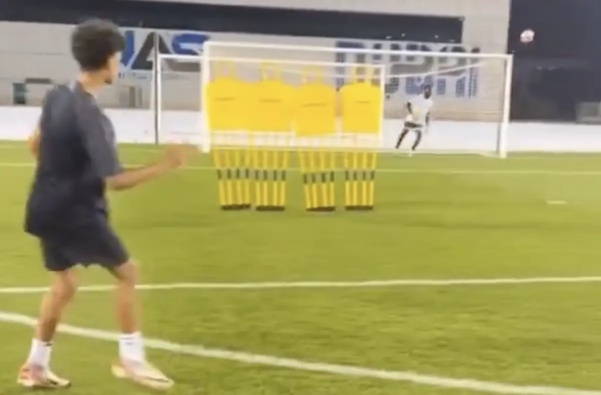 Imagem de contexto do artigo Com camisola do Sporting vestida, Cristianinho bate um livre de forma exemplar. Ora veja