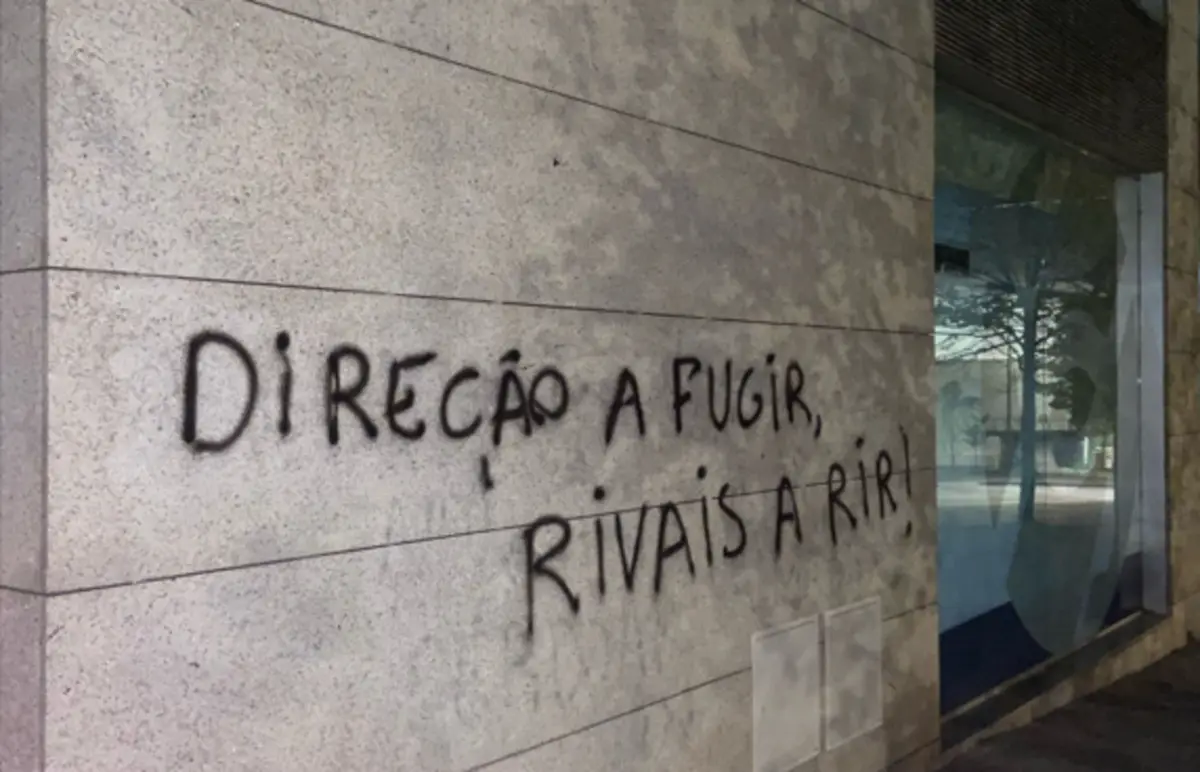 Imagem de contexto do artigo Muros nas imediações do Dragão vandalizados com mensagens de contestação