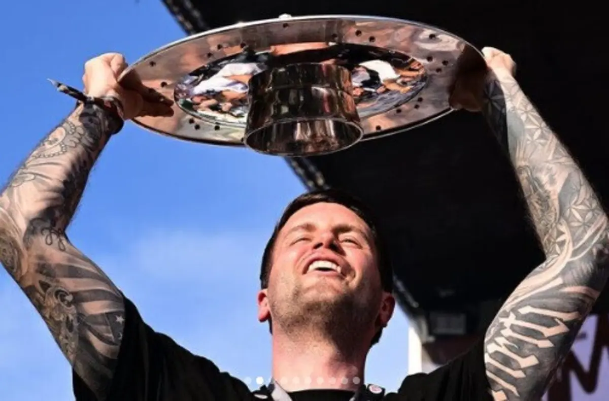 Fabian Hurzeler com o troféu da Bundesliga II (créditos: Instagram)