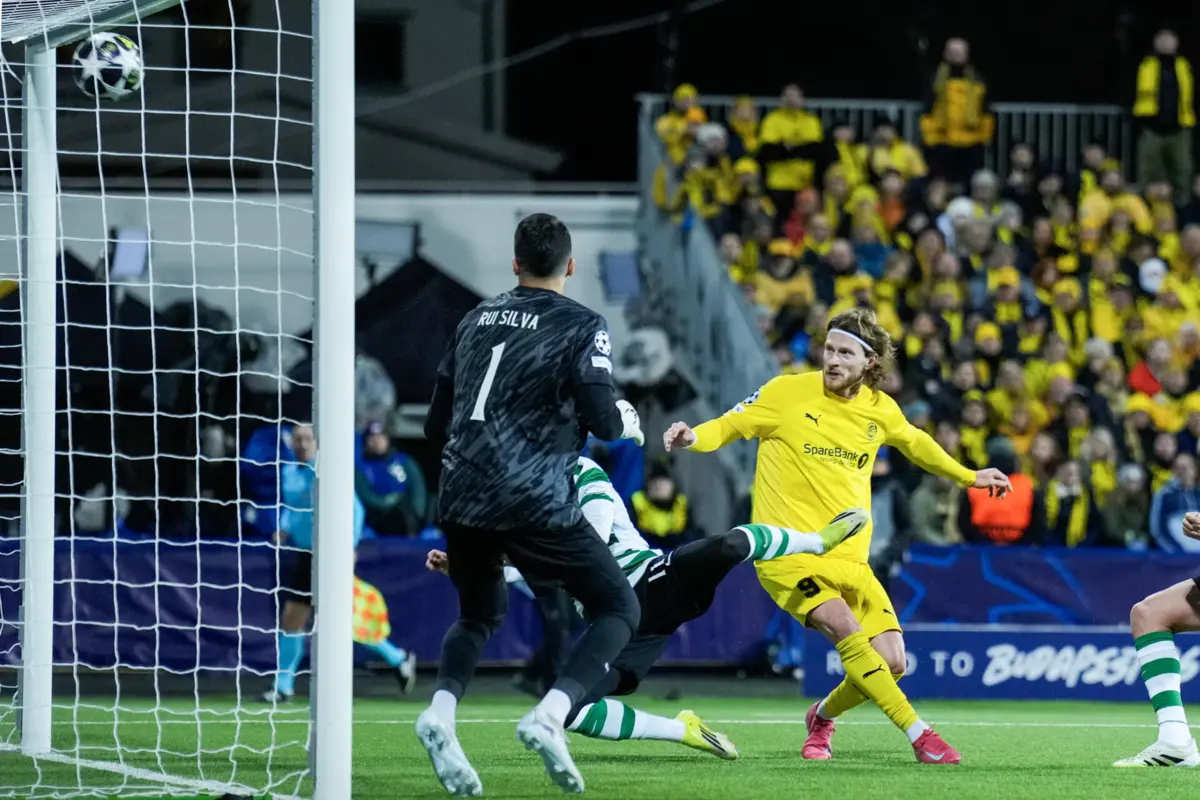 epa12812913 Bodo/Glimt's Kasper Hogh (R) scores the 3-0 goal during the UEFA Champions League Round of 16 1st leg match between Bodo/Glimt and Sporting CP at Aspmyra Stadium, Bodo, Norway, 11 March 2026. EPA/Fredrik Varfjell NORWAY OUT