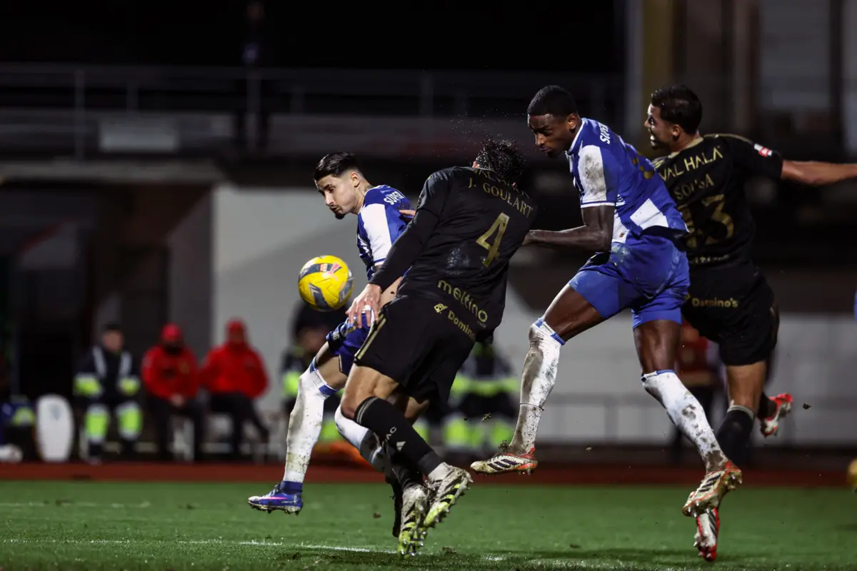 Borja Sainz e Pablo Rosario em ação no Casa Pia-FC Porto