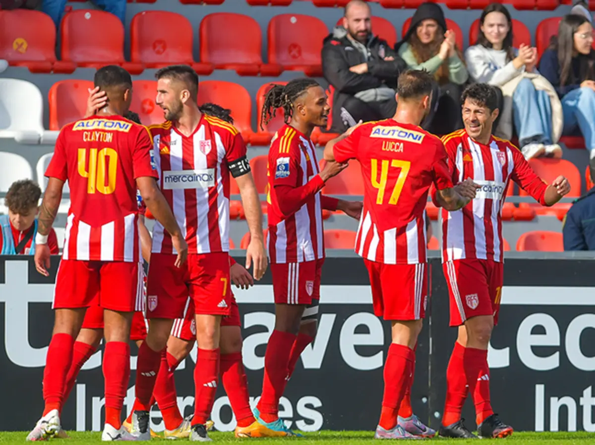 A festa de Nenê com os companheiros (Créditos: Liga Portugal)