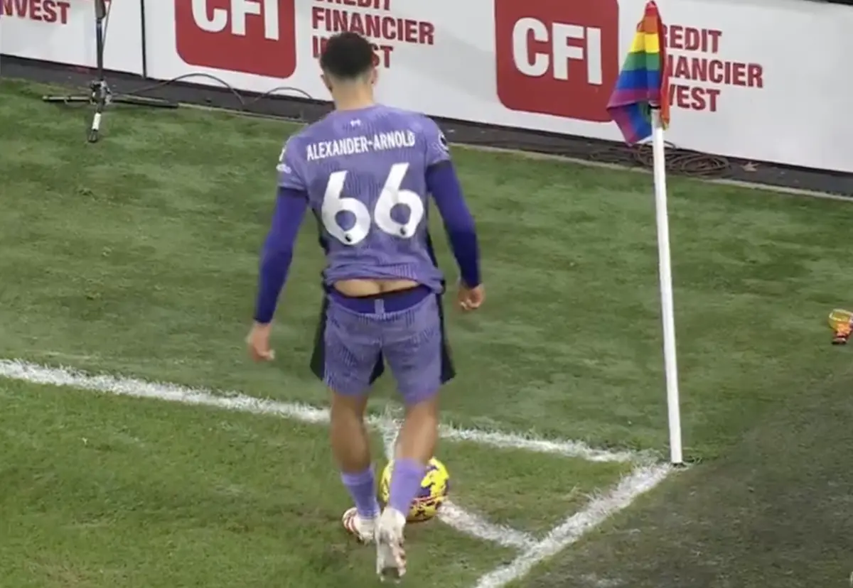 Imagem de contexto do artigo Caricato: Alexander-Arnold arranja os calções e fica com o rabo à mostra. Veja o momento