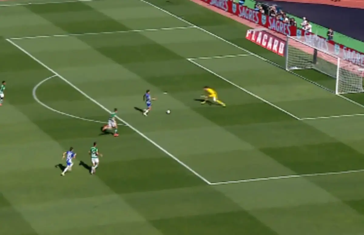 Imagem de contexto do artigo FC Porto-Sporting: Evanilson ficou isolado, mas não conseguiu bater Diogo Pinto