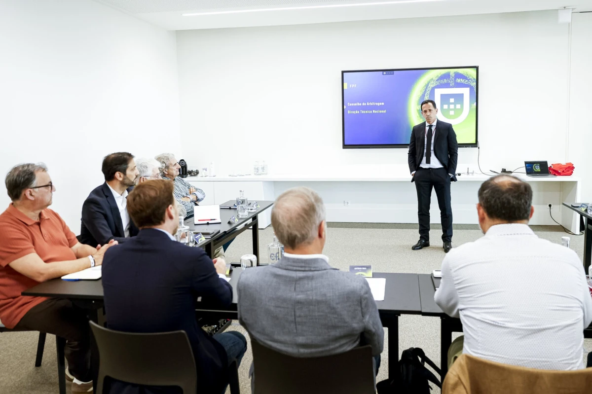 Imagem de contexto do artigo Conselho de Arbitragem da FPF reuniu com antigos árbitros e comentadores de futebol