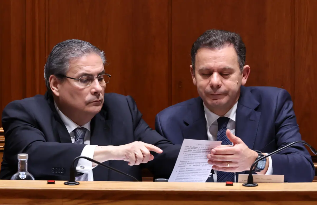 Luís Montenegro à direita