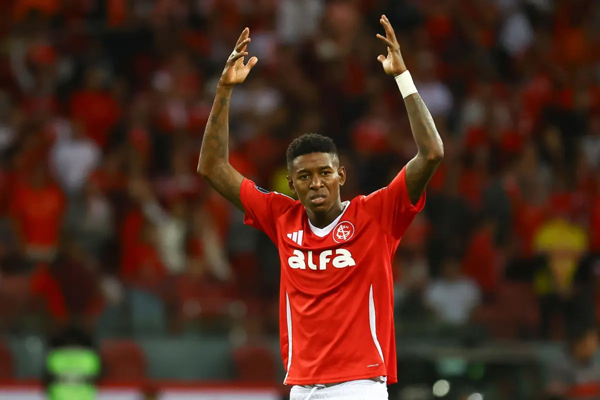 Vitão com a camisola do Internacional (Créditos: AFP)