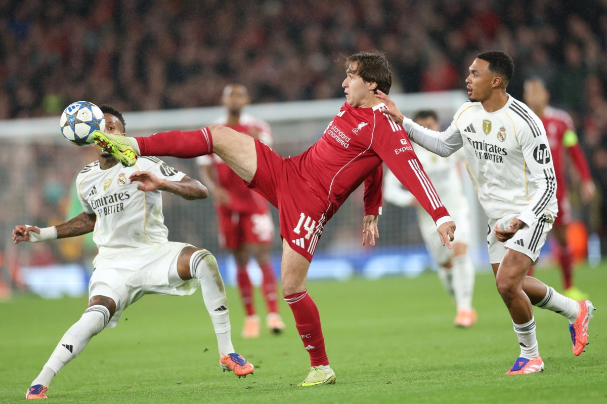 Chiesa com a camisola do Liverpool